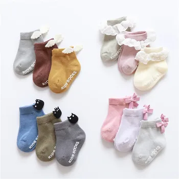 3 чифта/комплект Сладки деца Малки бебешки чорапи Момчета момичета Ruffle дантела крила лък глезена памук чорап новородено етаж против хлъзгане чорапи