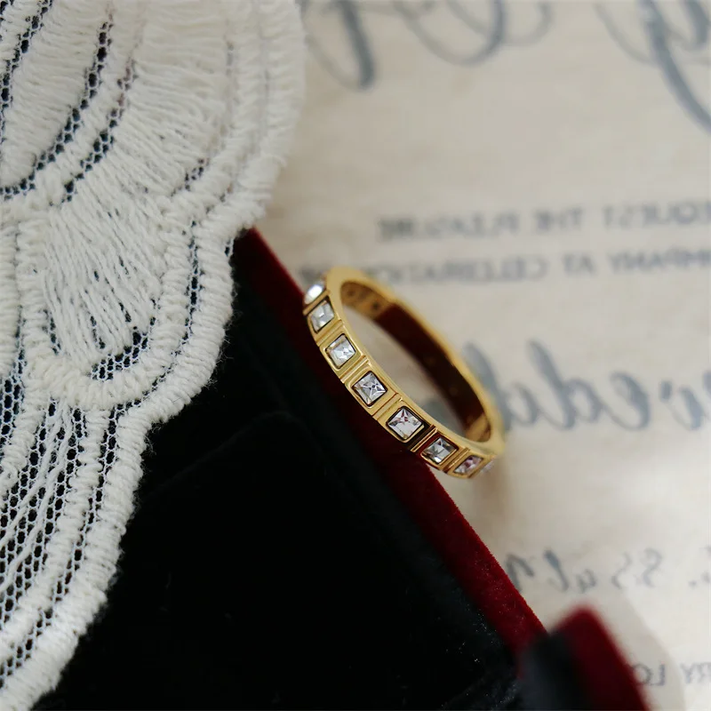 2023 Луксозен златен цвят квадратен циркон пръстен от неръждаема стомана за жени Романтична Engageme сватбено парти бижута на едро Fadeless Изображение 2